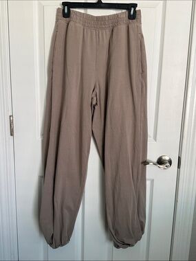 SZ MEDIUM-Super Cute Free People Pants in Taupe, elastic at ankles.